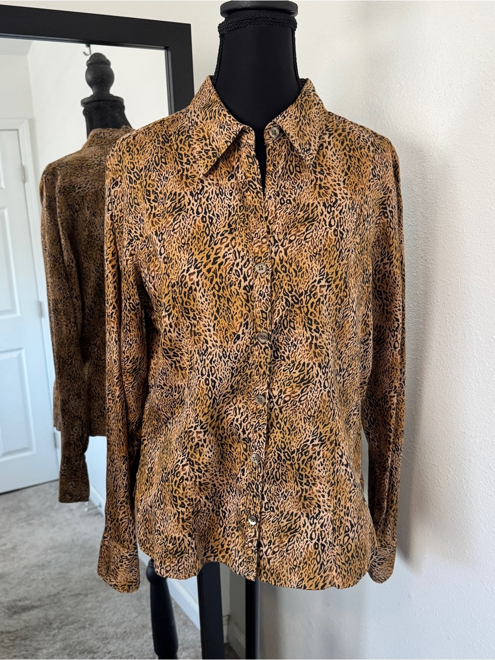 Liz Claiborne Leopard Print Button Front Blouse 100% Cotton Size M - Picture 2 of 5